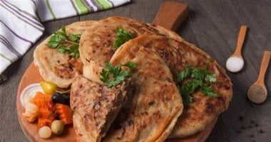 طريقة عمل حواوشي البيض والخضار.. فطار صحي وغير مكلف