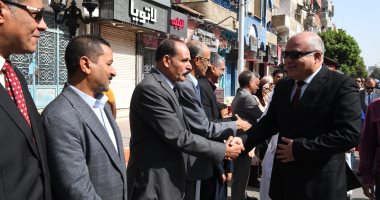 محافظ قنا يضع إكليلًا من الزهور على النصب التذكارى للجندى المجهول