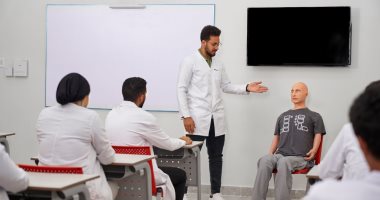 وزير التعليم العالى يستعرض تقريرًا حول مشروعات الوزارة القومية فى سيناء