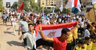 نائب محافظ سوهاج يشارك 500 شاب وفتاة فى مهرجان المشى والاسكيت.. صور 