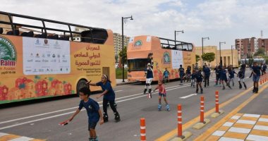 محافظ أسوان يشارك الشباب والفتيات والنشء بمهرجان المشى والإسكيت.. فيديو وصور