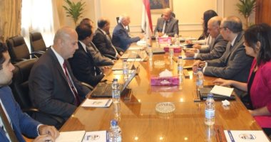 وزير قطاع الأعمال يشدد على تسريع وتيرة تنفيذ مشروع تطوير مصانع الغزل والنسيج