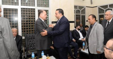 محافظ أسيوط يتلقى العزاء في وفاة والدته ويوجه الشكر لكل من قدم العزاء.. صور