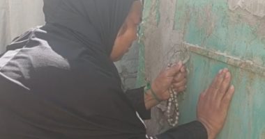 سيدة الكرنك تزور قبر والدها ببنى سويف لأول مرة بعد 45 سنة من الغياب
