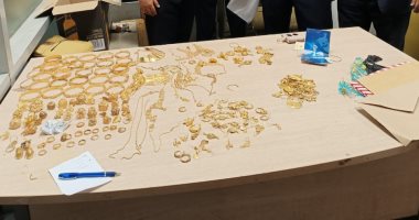 ضبط راكبة أفريقية بمطار القاهرة حاولت تهريب مشغولات ذهبية على جسدها.. صور