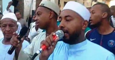أبناء الطريقة المرغنية يخرجون في "طوفة" احتفالاً بالمولد النبوى بأسوان.. صور