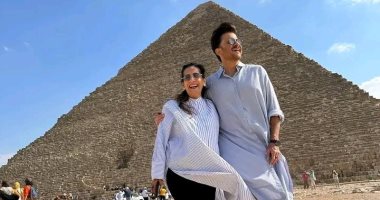 نجم بوليوود أنيل كابور يزور الأهرامات مع زوجته: يدا بيد نصنع الذكريات.. صور