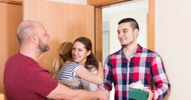 "يابخت من زار وخفف".. تعلم إتيكيت الزيارات المنزلية للمرة الأولى 