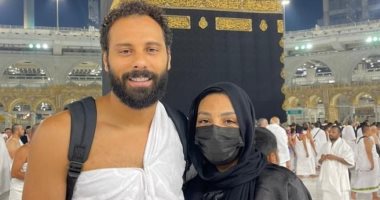 جنش يؤدى مناسك العمرة مع زوجته بعد غيابه عن رحلة فيوتشر لمواجهة كالون