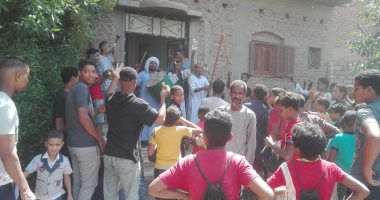 أهالى نجع خميس بالطود يحتفلون بالمولد النبوى بدورة تجوب الشوارع.. صور