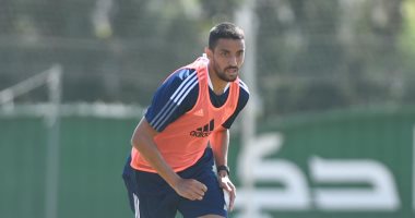 طاهر يواصل الجري حول الملعب بمران الأهلي ضمن المرحلة الثانية من التأهيل