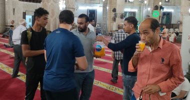 توزيع عصائر ومرطبات على المحتفلين بالمولد النبوي في الإسكندرية.. صور