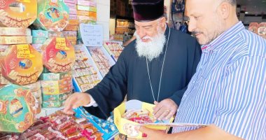راعى الأقباط الكاثوليك بالغردقة يوزع حلوى المولد على الأسر المستحقة.. فيديو 