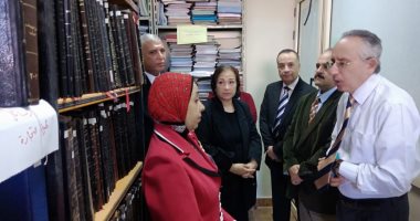 نائب رئيس جامعة الإسكندرية يتفقد وحدة المكتبة الرقمية ومتحف المقتنيات