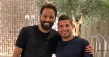جنش يستعيد الذكريات مع طارق حامد على هامش أداء مناسك العمرة.. صور
