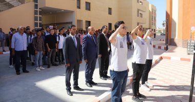 نائب رئيس جامعة جنوب الوادى يحضر مراسم تحية العلم بالجامعة الأهلية