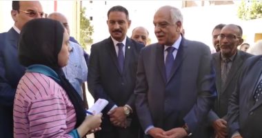 شاهد.. طالبة تجرى حوارا صحفيا مع محافظ الجيزة حول جهود الدولة فى محاربة الغلاء