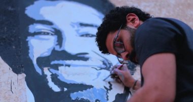 قصة نجاح المهندس محمد عبيدو ابن المحلة في الخط العربي والجرافيتى.. صور
