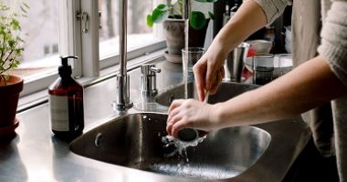 صابون سائل وميه سخنة.. من أفضل 3 طرق لتسليك الأحواض