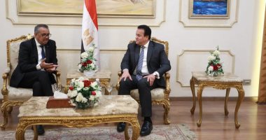 وزير الصحة يستقبل مدير عام منظمة الصحة العالمية بمطار القاهرة الدولي