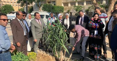نائب محافظ الأقصر يشارك فى زراعة شجرة باسم الدول المشاركة ببرنامج سفينة النيل