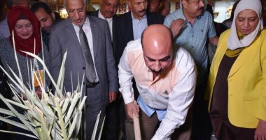 محافظ أسوان يتفقد معرض التمور ويغرس نخلة بحديقة الشيراتون.. صور