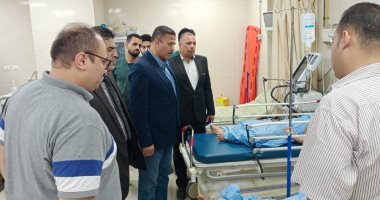 السكرتير العام بالمنيا يتفقد موقع انهيار عقار بملوى ويطمئن على المصابين