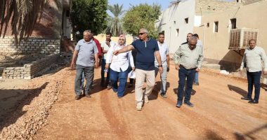 محافظ الوادي الجديد يتفقد أعمال تطوير منطقة عين بشارة في الخارجة