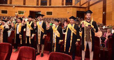 جامعة سوهاج تحتفل بتخريج 250 مترجما ببرنامج الترجمة بكلية الآداب.. صور