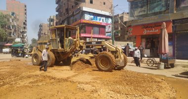 تربة زلطية وتركيب بلدورات وانترلوك بشوارع مدينة منفلوط ضمن خطة التطوير