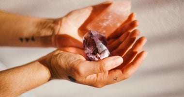 ضعه تحت ضوء القمر  أو إدفنه فى الأرض.. 4 طرق لشحن طاقة حجرك الكريم 