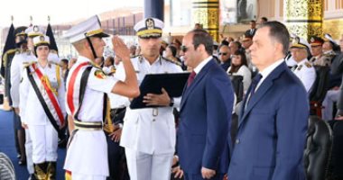 الرئيس السيسي مهنئا أسر خريجى كلية الشرطة: "ألف مبروك على تخرج أبنائكم".. صور