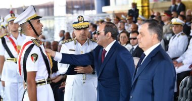 الرئيس السيسي يمنح أوائل خريجى كلية الشرطة نوط الامتياز من الدرجة الثانية