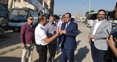 رئيس جامعة سوهاج يواصل متابعة نقل الطلاب من موقف السيارات للمقر الجديد.. صور