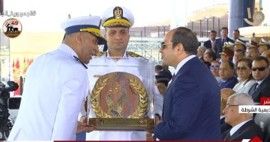 رئيس أكاديمية الشرطة يقدم درع الأكاديمية إلى الرئيس السيسي خلال حفل التخرج