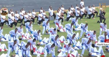 خريجو كلية الشرطة يقدمون عروض الدفاع عن النفس خلال حفل تخرجهم 