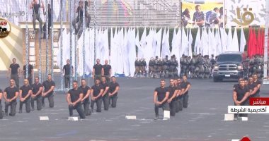 طلاب وطلبات كلية الشرطة يقدمون عروض مشتركة تستعرض المهارة خلال حفل التخرج 
