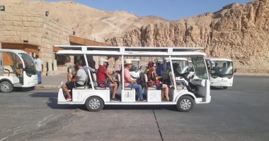 تشغيل سيارات تعمل بالطاقة الشمسية بموقعى الدير البحرى ووادى الملوك