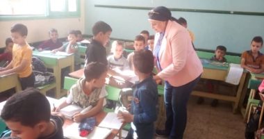 وكيل ومدير تعليم القليوبية يتابعان الدراسة في بنها ويؤكدان سرعة تسليم الكتب