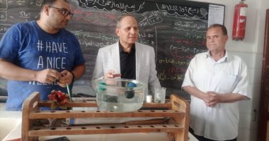 وكيل تعليم كفر الشيخ معلما بالفصول ويوجه بعقد مسابقات عن المشروعات القومية.. صور