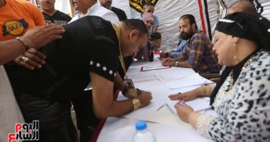 محمود الليثي أول الحاضرين للمشاركة فى انتخابات نقابة الموسيقيين.. صور