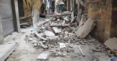 انهيار عقار قديم خالى من السكان بالإسكندرية.. صورة