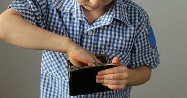 أخلاقنا الجميلة.. كيف تعاقب طفلك على السرقة وتمنعه من تكرار فعله؟