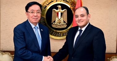 وزير الصناعة يعقد مباحثات مكثفة مع كبار المسئولين بالحكومة الكازاخية 