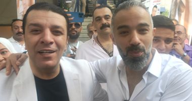 مصطفى كامل ومصطفى حلمى يصلان مقر انتخابات الموسيقيين بنادى الممثلين