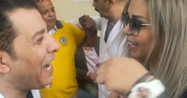 سومة تصافح مصطفى كامل منافس زوجها فى انتخابات الموسيقيين.. صور