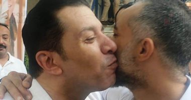 مصطفى كامل يحتضن مصطفى حلمى منافسه فى انتخابات نقابة الموسيقيين.. صور