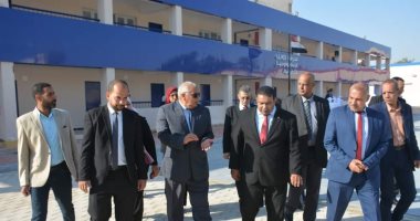 محافظ الوادى الجديد يتفقد انتظام العمل بمدرسة التكنولوجيا التطبيقية بالخارجة