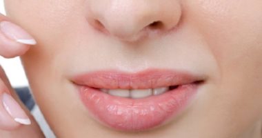 وصفات طبيعية لترطيب الشفاه فى الخريف والشتاء.. مش هتحتاجى تشترى من بره
