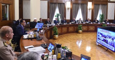 مجلس الوزراء يوافق على مشروع قانون بشأن منح بعض التيسيرات للمقيمين فى الخارج.. السماح باستيراد سيارات الركوب للاستعمال الشخصى.. والإعفاء من ضرائب ورسوم الإفراج عن السيارة.. وإقامة سارية خارج البلاد وحساب بنكى